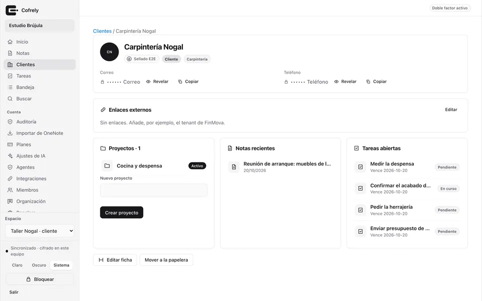 Ficha de un cliente de ejemplo con proyectos, notas recientes y tareas abiertas